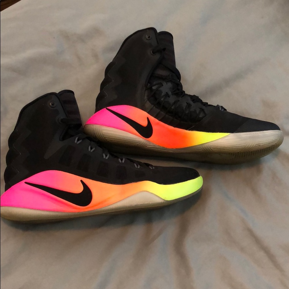 Basketball shoes